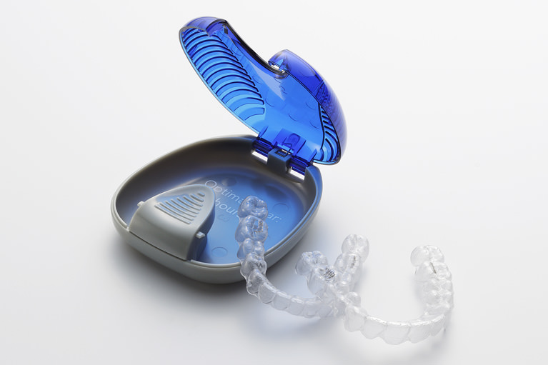 マウスピース型カスタムメイド矯正歯科装置
